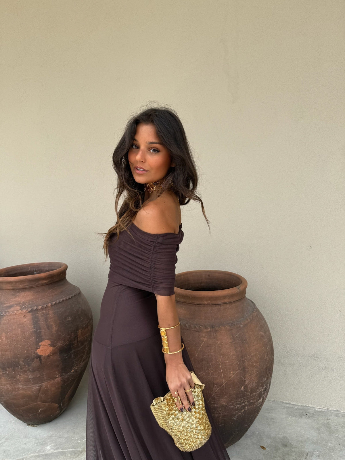 Caterina | Vestido largo marrón de tul con escote Bardot – vista 7