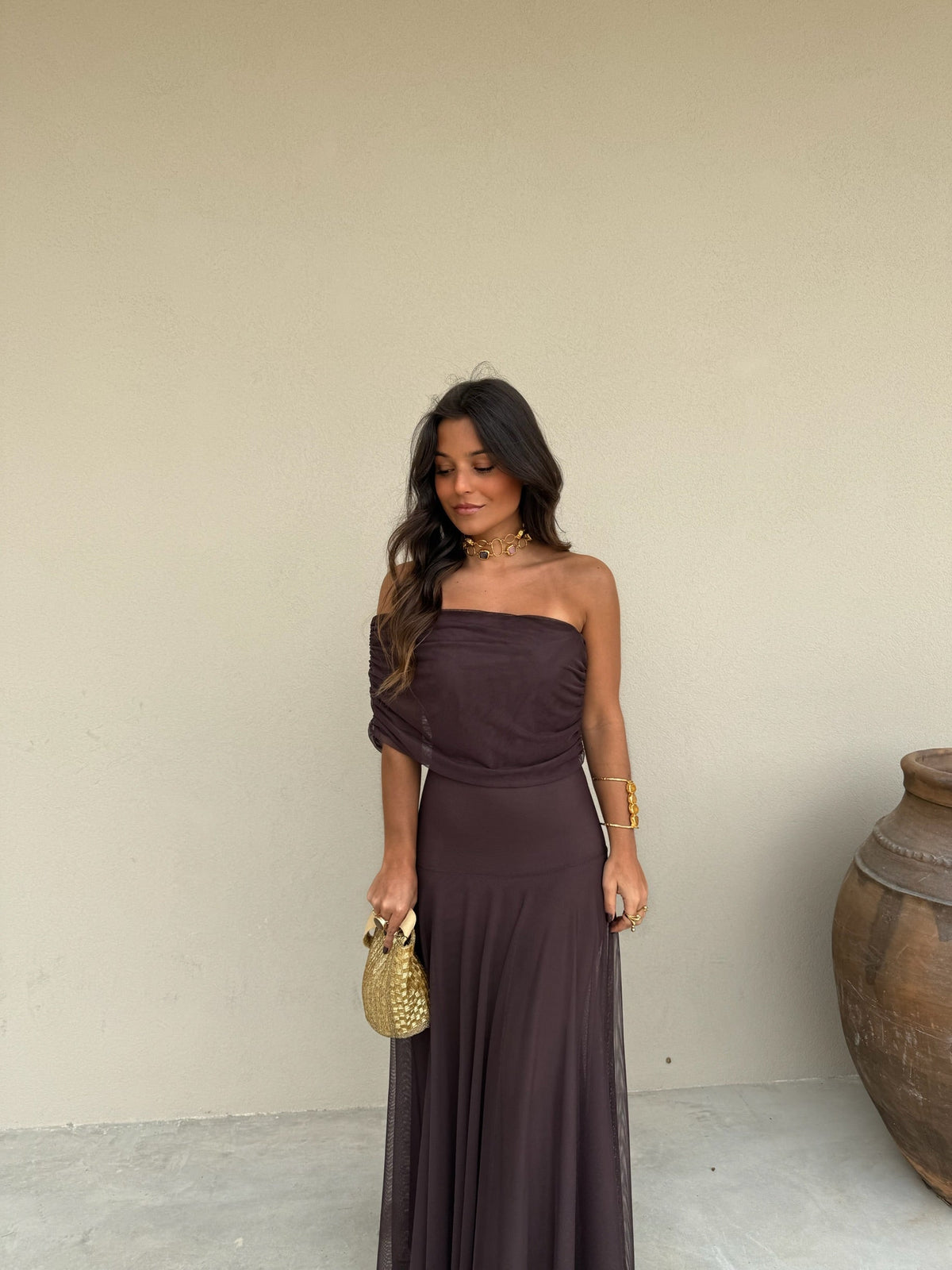 Caterina | Vestido largo marrón de tul con escote Bardot – vista 11