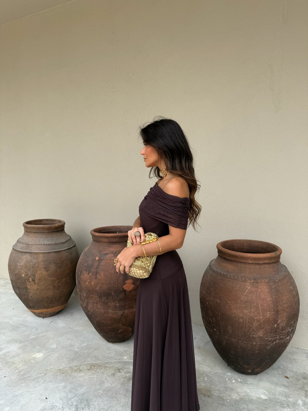 Caterina | Vestido largo marrón de tul con escote Bardot – vista 10