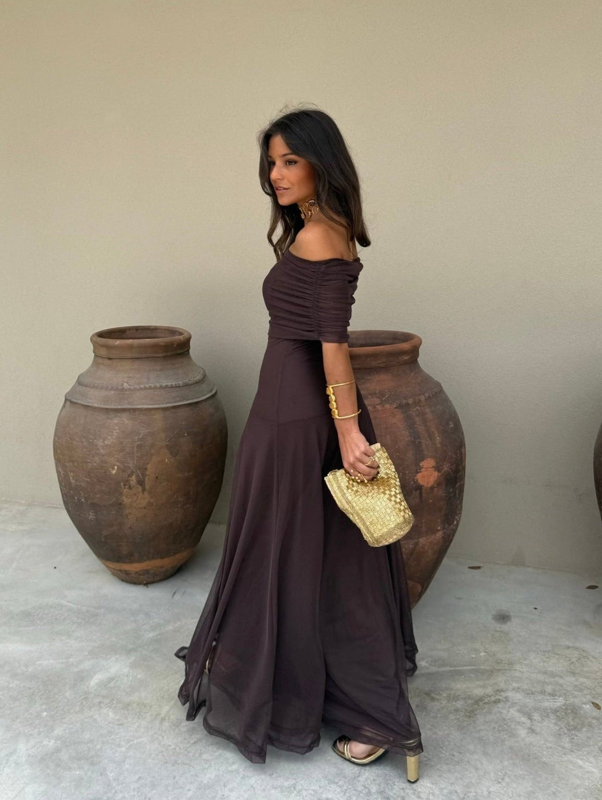 Caterina | Vestido largo marrón de tul con escote Bardot – vista 1