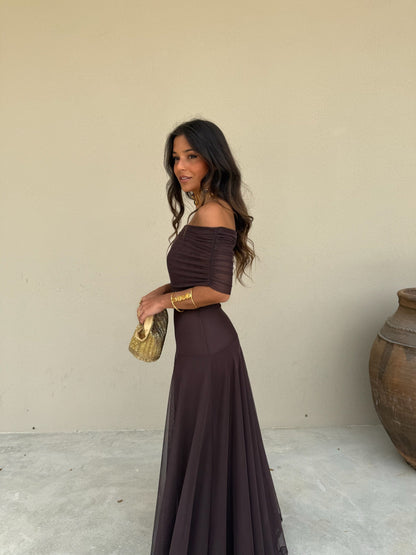 Caterina | Vestido largo marrón de tul con escote Bardot – vista 5