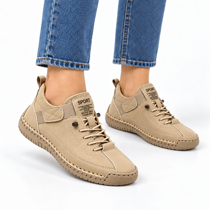 Amandine, zapatillas beige con cordones: zapatillas llevadas con vaqueros.