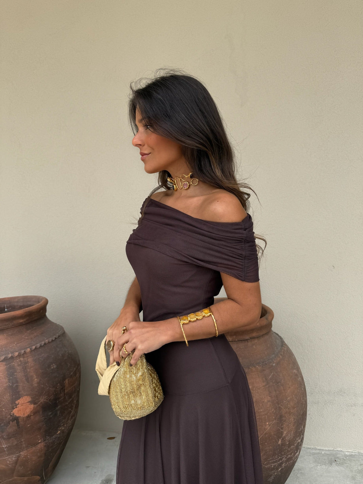 Caterina | Vestido largo marrón de tul con escote Bardot – vista 2