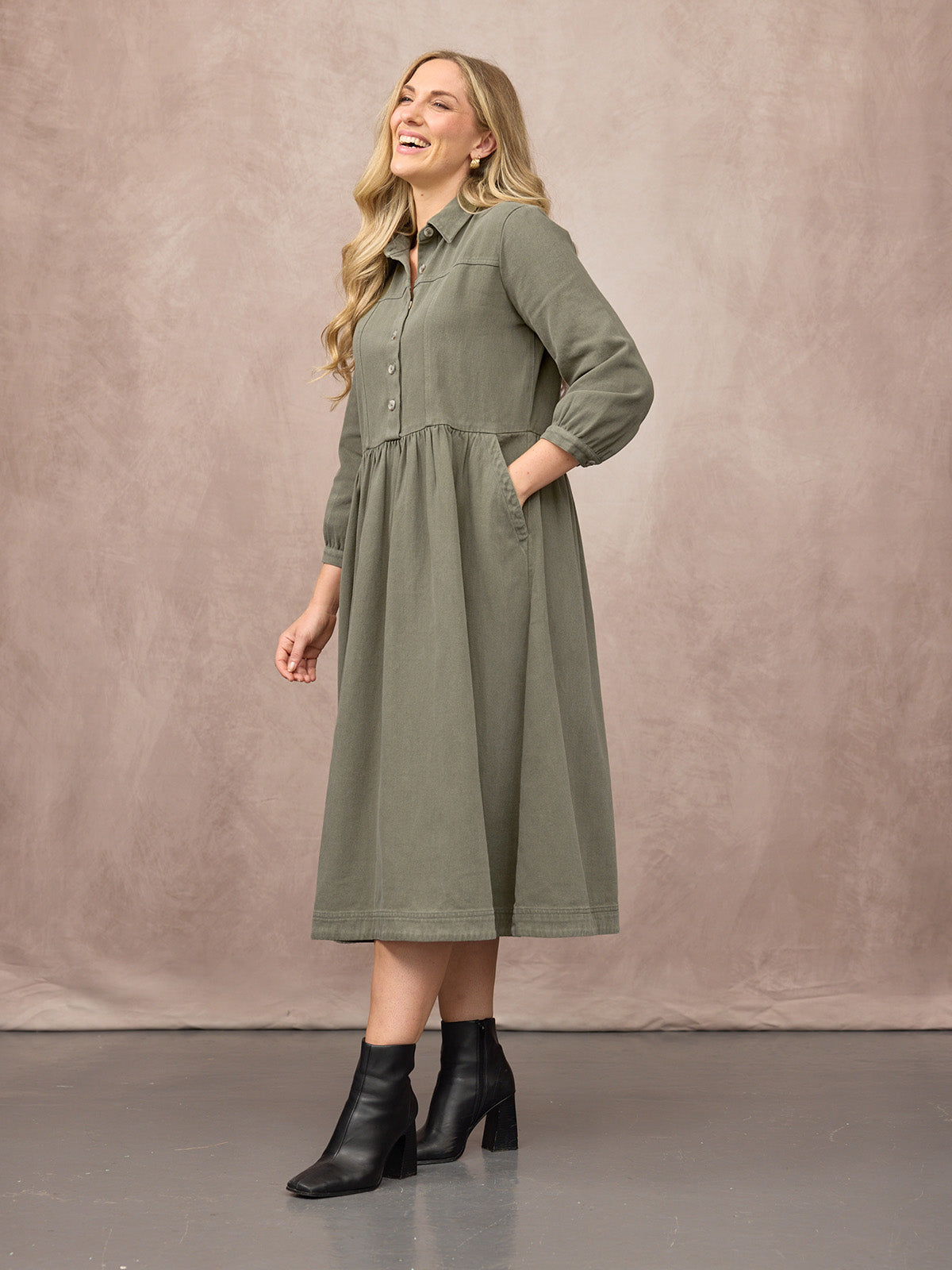 Vestido camisero midi caqui — vista 11