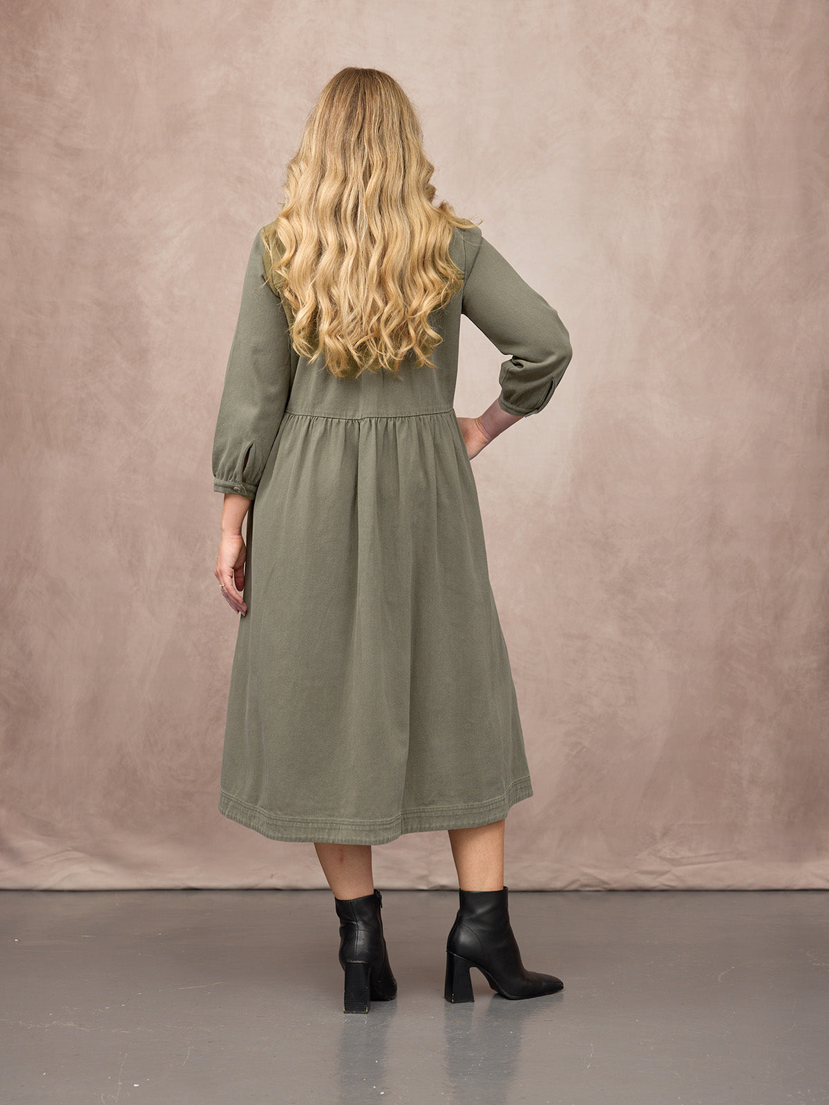 Vestido camisero midi caqui — vista 12