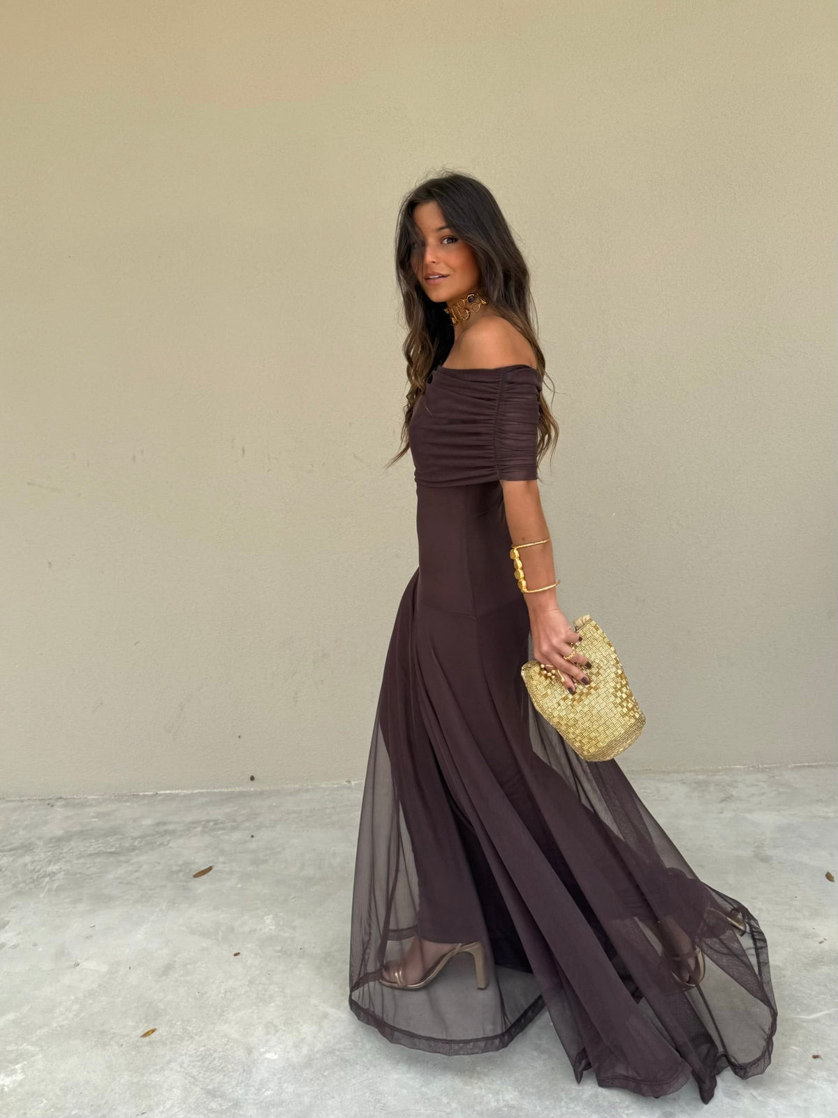 Caterina | Vestido largo marrón de tul con escote Bardot – vista 3